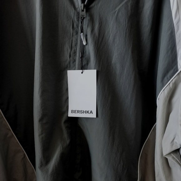 BERSHKA contrast panel windbreaker (XL) NWT - Picture 8 of 8